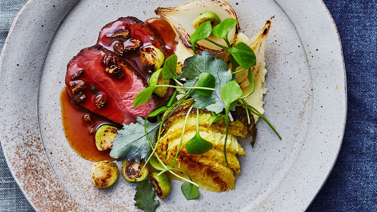 Hertenfilet met geroosterde savooien kool en morillesaus (op basis van Demi Glace) Hertenfilet met geroosterde savooien kool en morillesaus (op basis van Demi Glace)